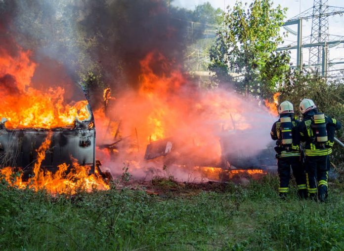 Zwei abgestellte Wohnwagen brannten (Foto: Feuerwehr Darmstadt)