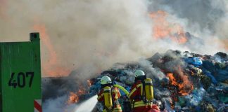 Brand auf der Müllhalde - Die Feuerwehr Bruchsal im Einsatz