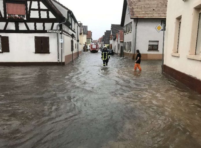 Die Straße war überflutet (Foto: Feuerwehr Neustadt)