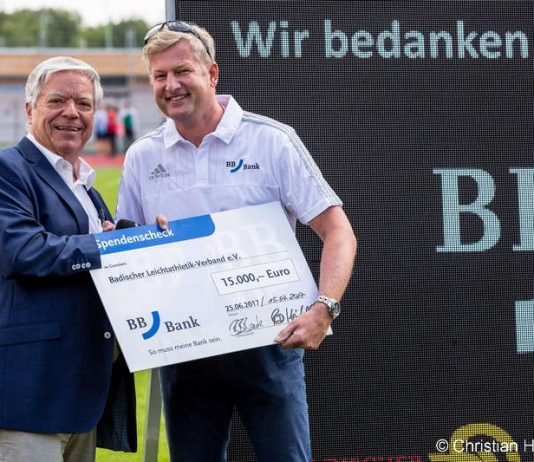 Frank Nowottny, Regionaldirektor der BBBank überreicht den Scheck an Philipp Krämer, Präsident des Badischen Leichtathletik-Verbandes (links) (Foto: Badischer Leichtathletikverband)