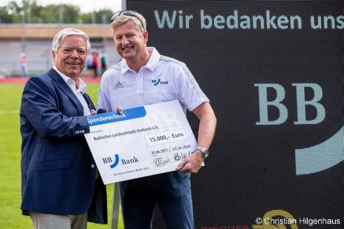 Frank Nowottny, Regionaldirektor der BBBank überreicht den Scheck an Philipp Krämer, Präsident des Badischen Leichtathletik-Verbandes (links) (Foto: Badischer Leichtathletikverband)