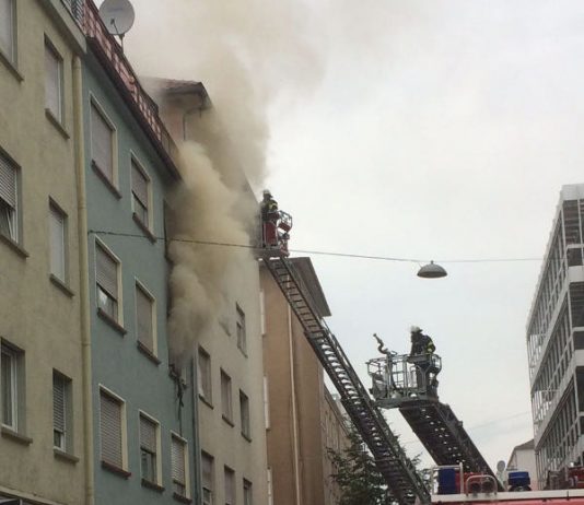 Brandbekämpfung in der Maxstraße (Foto: Polizei RLP)