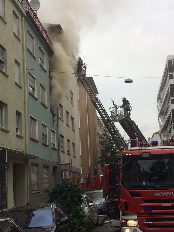 Brandbekämpfung in der Maxstraße (Foto: Polizei RLP)