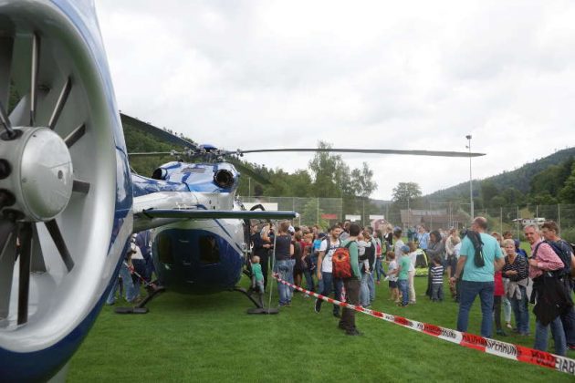 Besucher am Hubschrauber (Foto: Holger Knecht)