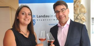 Oberbürgermeister Thomas Hirsch gratuliert der amtierenden Landauer Weinhoheit Lilli I. zu diesem bedeutsamen Schritt und drückt ihr die Daumen für die Wahl im Oktober. (Foto: Stadt Landau in der Pfalz)