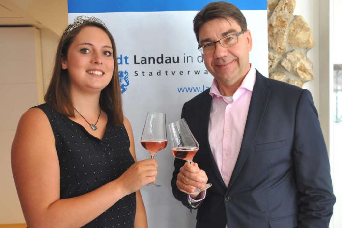 Oberbürgermeister Thomas Hirsch gratuliert der amtierenden Landauer Weinhoheit Lilli I. zu diesem bedeutsamen Schritt und drückt ihr die Daumen für die Wahl im Oktober. (Foto: Stadt Landau in der Pfalz)