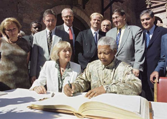 Der damals 81-jährige Nelson Mandela trug sich am 11. September 1999 in das Goldene Buch der Stadt Heidelberg ein. In das Buch schrieb er: „Visiting the Heidelberg Fort is an unforgettable experience