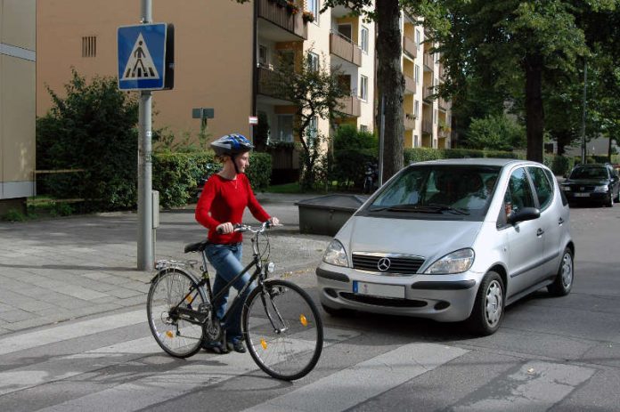 Radfahrer haben auf dem Zebrastreifen nur Vorrang, wenn sie absteigen und das Fahrrad schieben. (Foto: Mathis Beutel)