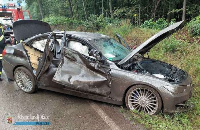 Totalschaden am BMW (Foto: Polizei RLP)