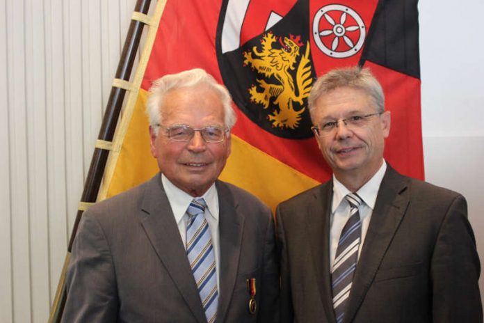 Erich Armbrüster mit SGD-Präsident Prof. Dr. Hans-Jürgen Seimetz (Foto: SGD Süd)
