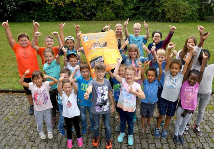 Große Freude über den Erfolg des geplanten Abenteuerspielplatzes auf dem Sommerwald: die Kinder der Ferienfreizeit St. Elizabeth (Foto: Buchholz)