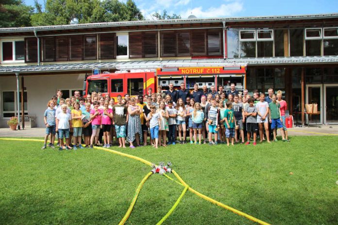 Die Kinder im Waldpiraten-Camp freuten sich über den Überraschungsbesuch der Feuerwehr Heidelberg. (Foto: Waldpiraten-Camp Heidelberg)