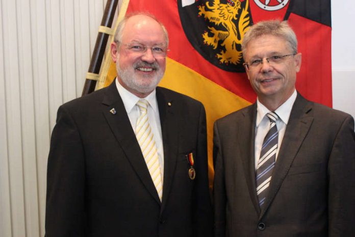 Manfred Gräf mit SGD-Präsident Prof. Dr. Hans-Jürgen Seimetz (Foto: SGD Süd)