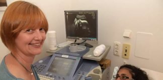 Dr. Daniela Reitz bei einer Ultraschall-Untersuchung (Foto: Klinikum Darmstadt GmbH)