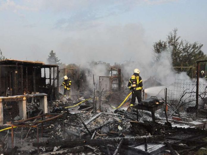 Die Gartenhütten wurden durch den Brand zerstört (Foto: Feuerwehr Darmstadt)