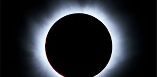 Magischer Moment bei totaler Sonnenfinsternis - die Korona der Sonne wird sichtbar (Quelle: ESO.)
