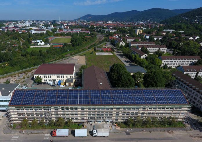 Die Stadtwerke Heidelberg Umwelt nehmen pünktlich zum Schuljahr 2017/18 eine der größten Photovoltaik-Anlagen auf einem Heidelberger Schulgebäude in auf dem Dach der ehemaligen Mark-Twain-Schule in Betrieb. (Foto: Stadtwerke Heidelberg GmbH)