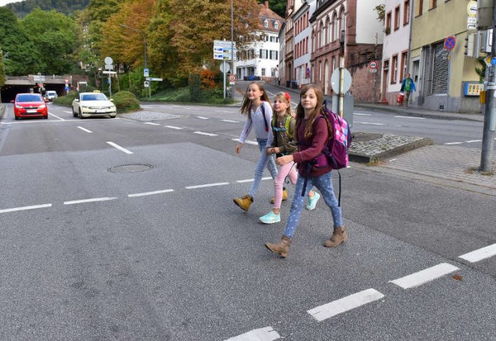 Die Stadt Heidelberg will fördern, dass Kinder zur Schule laufen. So lernen sie, sich im Wohnumfeld zu orientieren. Sie entwickeln durch das regelmäßige Training mehr Sicherheit im Straßenverkehr. (Foto: Peter Dorn)