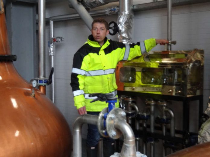 Mark Armin Giesler bei der Führung durch die Destillerie Ardnamurchan in Schottland