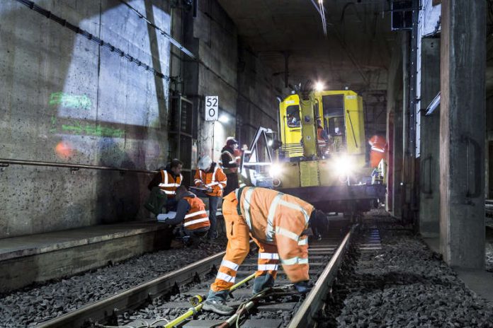 Arbeiter und Bauzug im Tunnel (Foto: © RMV - Jana Kay