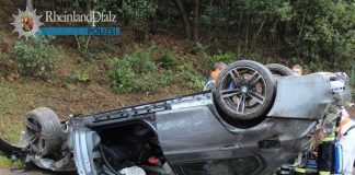 Nasse Fahrbahn, starker Wind, schlechte Sicht, schnelles Tempo und wenig Reifenprofil - diese "ungünstige Kombination" führte zu einem schweren Unfall. Der 21-jährige Fahrer zog sich lebensbedrohliche Verletzungen zu.