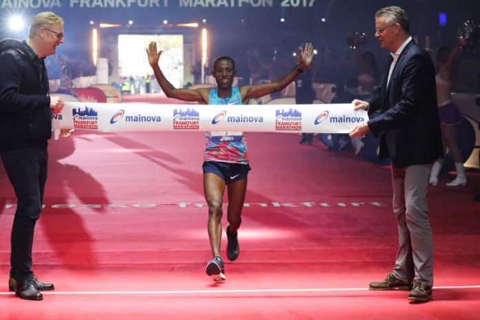 Der Äthiopier Shure Kitata Tola gewinnt Mainova Frankfurt Marathon 2017 (Foto: Victah Sailer / www.photorun.net)