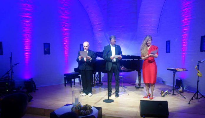 Wolfgang Schmierer überreichte den Künstlern den Pamina Kulturpreis des Vereins (Foto: Stadtverwaltung Germersheim)