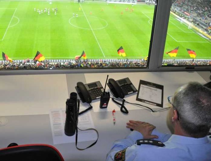 Blick aus der Befehlsstelle der Polizei im Fritz-Walter-Stadion - Entspannte Fußballatmosphäre auf dem Betzenberg. Kräfte der Verkehrsregelung besonders gefordert