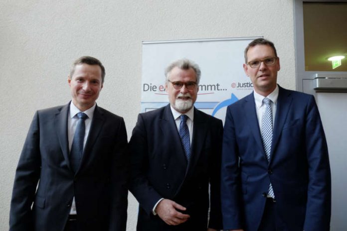 v.l.: Markus Gietzen, Justizminister Herbert Mertin , Harald Jenet (Foto: Ministerium der Justiz)