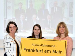 Priska Hinz überreicht Hessischen Klimaschutz-Sonderpreis an Wiebke Fiebig und Kirsten Schröder-Goga (Foto: Roland Grün)