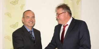 Stabwechsel: Dr. Helmut Reinhard (links) und Dr. Martin Stark (Quelle: GRN)