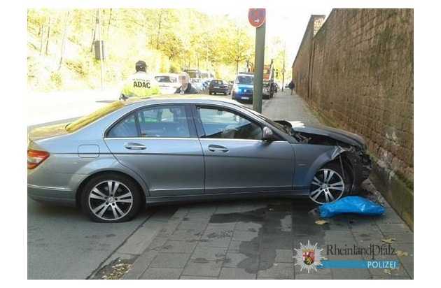 An dem Mercedes entstand Sachschaden in fünfstelliger Höhe