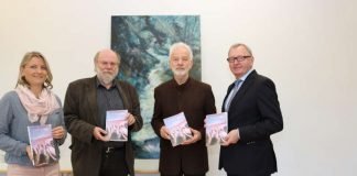 Landrat Ernst Walter Görisch, Rob Jansen, Voker Gallé und Désirée Fröschl (v.r.) präsentieren das Heimatjahrbuch 2018. (Foto: Simone Stier )