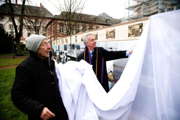 OB Peter Feldmann enthüllt mit Künstler Jürgen Wiesner das Kunstprojekt 'Am Fuße des Bolongaropalastes' (Foto: Stadt Frankfurt/Maik Reuss)
