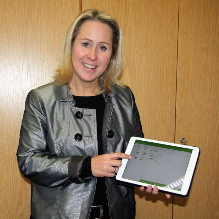 Landrätin Dr. Susanne Ganster präsentiert die Abfall-App Abfall LKSWP, die jetzt für mobile iOS- und Android- Endgeräte zur Verfügung steht auf einem iPad (Foto: Kreisverwaltung Südwestpfalz)