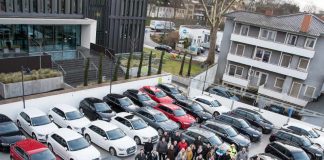 76 EWR-Mitarbeiter fahren mit ihrem Audi A3 e-tron überwiegend elektrisch – und das freut auch den Vorstand, Günter Reichart und Stephan Wilhelm. (Foto: EWR AG)