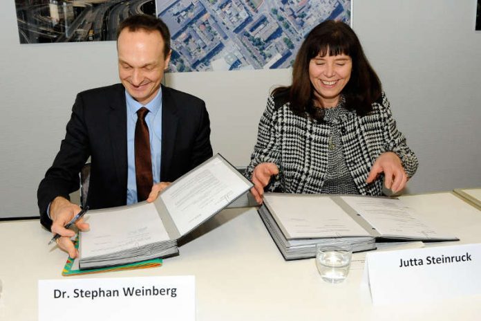 Finanzstaatsskretär Dr. Stephan Weinberg und die Ludwigshafener Oberbürgermeisterin Jutta Steinruck unterzeichneten den Kaufvertrag für das Grundstück an der Heinigstraße. (Foto: Stadtverwaltung Ludwigshafen)