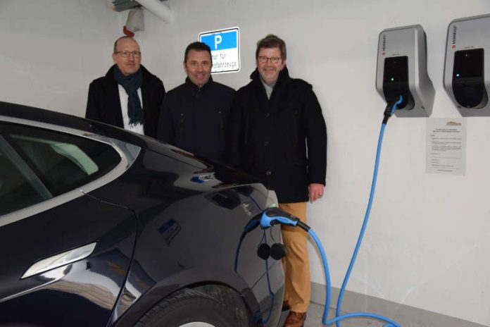 Andreas Uhler, OB Albrecht und Dr. Thorsten Seeker (von links) testen die Elektroladestation im Parkhaus Grabengasse (Foto: Stadtverwaltung Sinsheim)