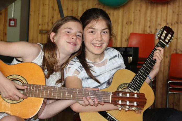 Zwei junge Instrumentalistinnen (Foto: Stadt Viernheim)