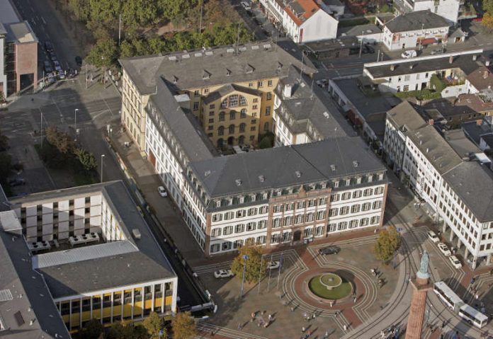 Das Kollegiengebäude (Mitte) und ein Teil des Wilhelminenhauses (links) am Luisenplatz. (Quelle: Nikolaus Heiss)