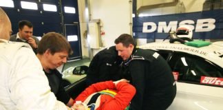 Das Know-how für die Rettung von Teilnehmern aus Fahrzeugen wird bei den "Inernational Medical Days" vermittelt. (Foto: Nürburgring)