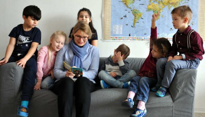 Bildungsministerin Hubig mit Kids