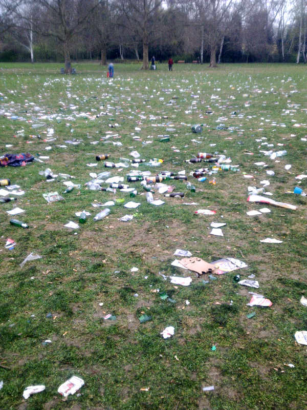 Müll im Grüneburgpark nach einer Abiturfeier (Foto: Grünflächenamt Stadt Frankfurt)