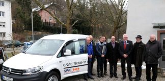 Die Stadtwerke Ettlingen haben der AWO Albtal ein neues Erdgas betriebenes Auto übergeben, das ermöglicht, Senioren in den Ettlinger Höhenstadtteilen mit „Essen auf Rädern“ zu versorgen. (Foto: Stadtwerke Ettlingen GmbH)