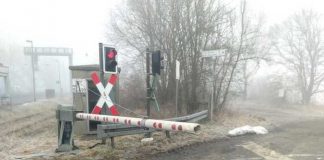 Hoher Sachschaden - Traktor bleibt an Bahnschranke hängen (Foto: Bundespolizei)