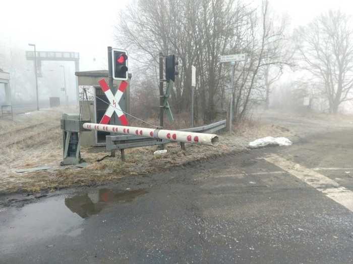 Hoher Sachschaden - Traktor bleibt an Bahnschranke hängen (Foto: Bundespolizei)
