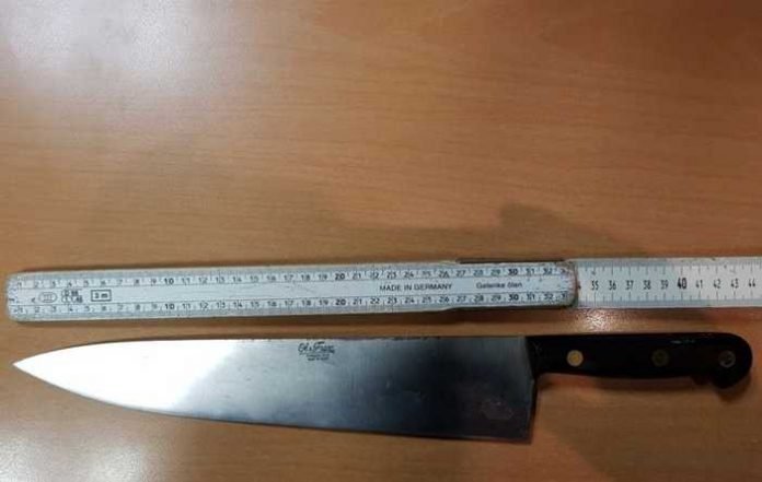 Das Messer hat eine Klingenlänge von 44 cm
