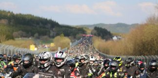 Viele tausend Biker kommen jedes Jahr zum Motorrad-Gottesdienst "Anlassen". (Foto: Nürburgring)