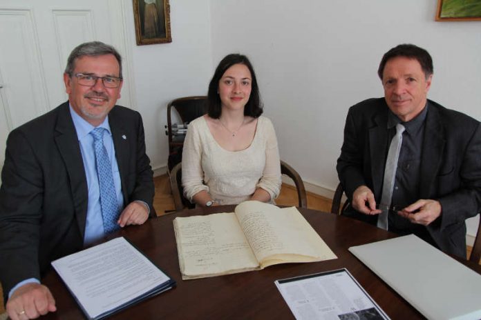 OB Hansjörg Eger, Ana Martin Tutor und Dr. Walter Rummel beim Studium von alten Akten aus dem Landesarchiv (Quelle: Stadt Speyer)