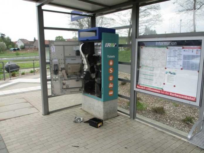 Aufgebrochener Fahrkartenautomat in Simtshausen; Quelle: Bundespolizei